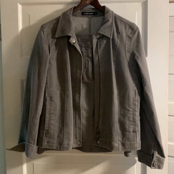 This is a gorgeous summer grey denim blend skirt suit by Eric Alexandre - Picture 4 of 7